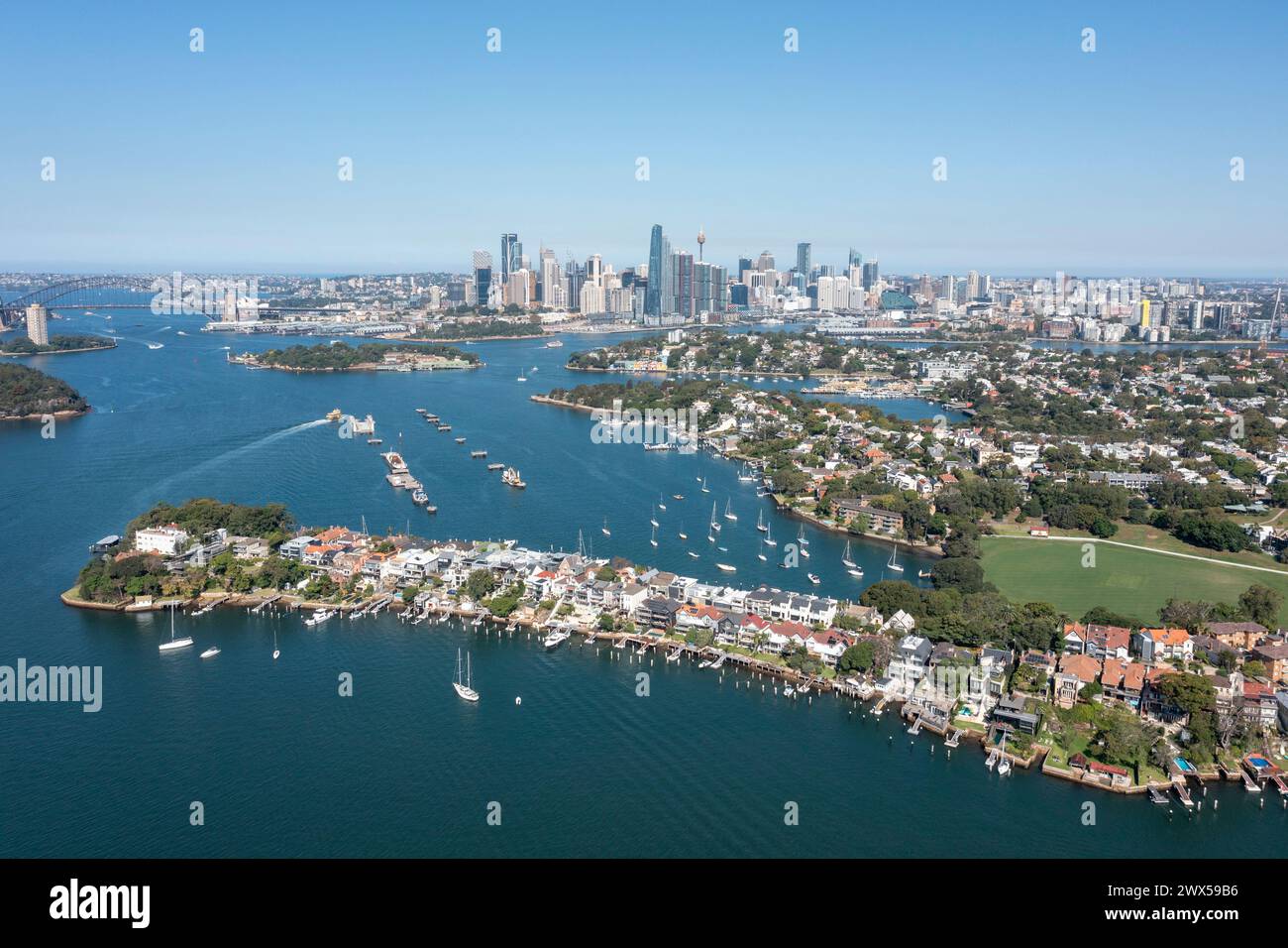 Il sobborgo di Sydney di Birchgrove e lo skyline di Sydney. Foto Stock