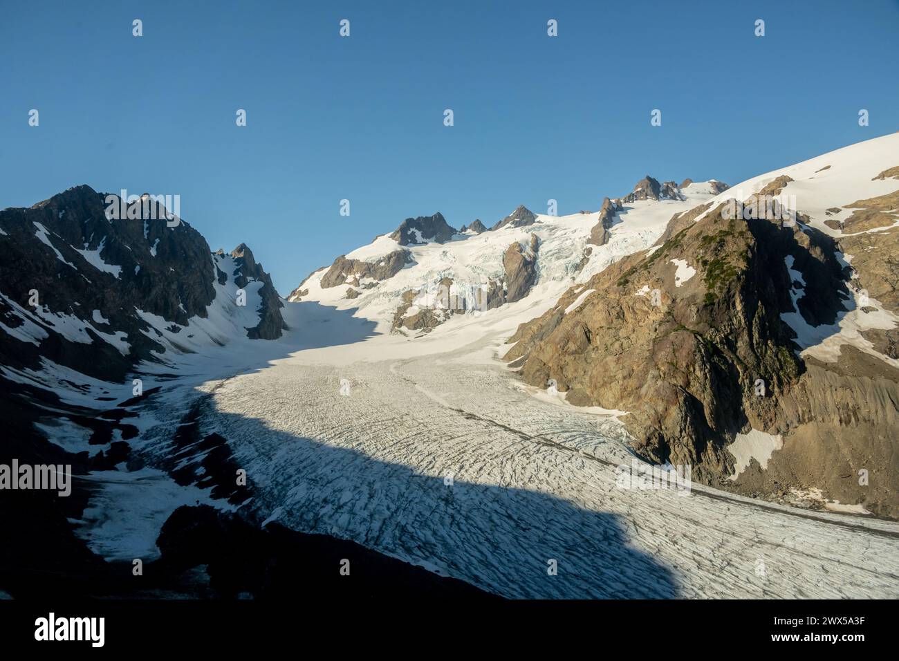 Strati di Blue Glacier si estendono sotto il Monte Olimpo a Washington Foto Stock