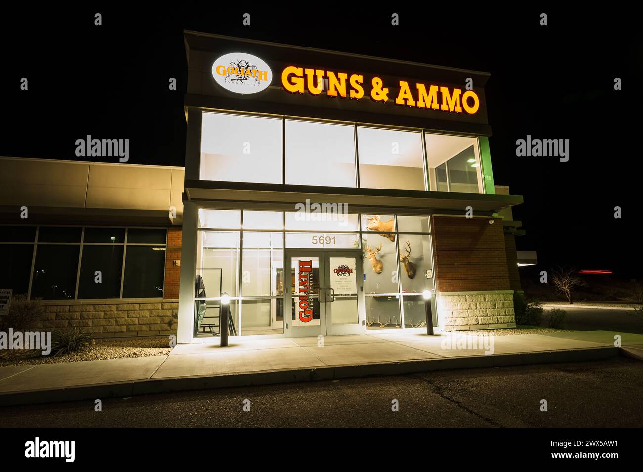 Un grande negozio di armi di notte in un centro commerciale a Lake Havasu City, Arizona, Stati Uniti. Foto Stock