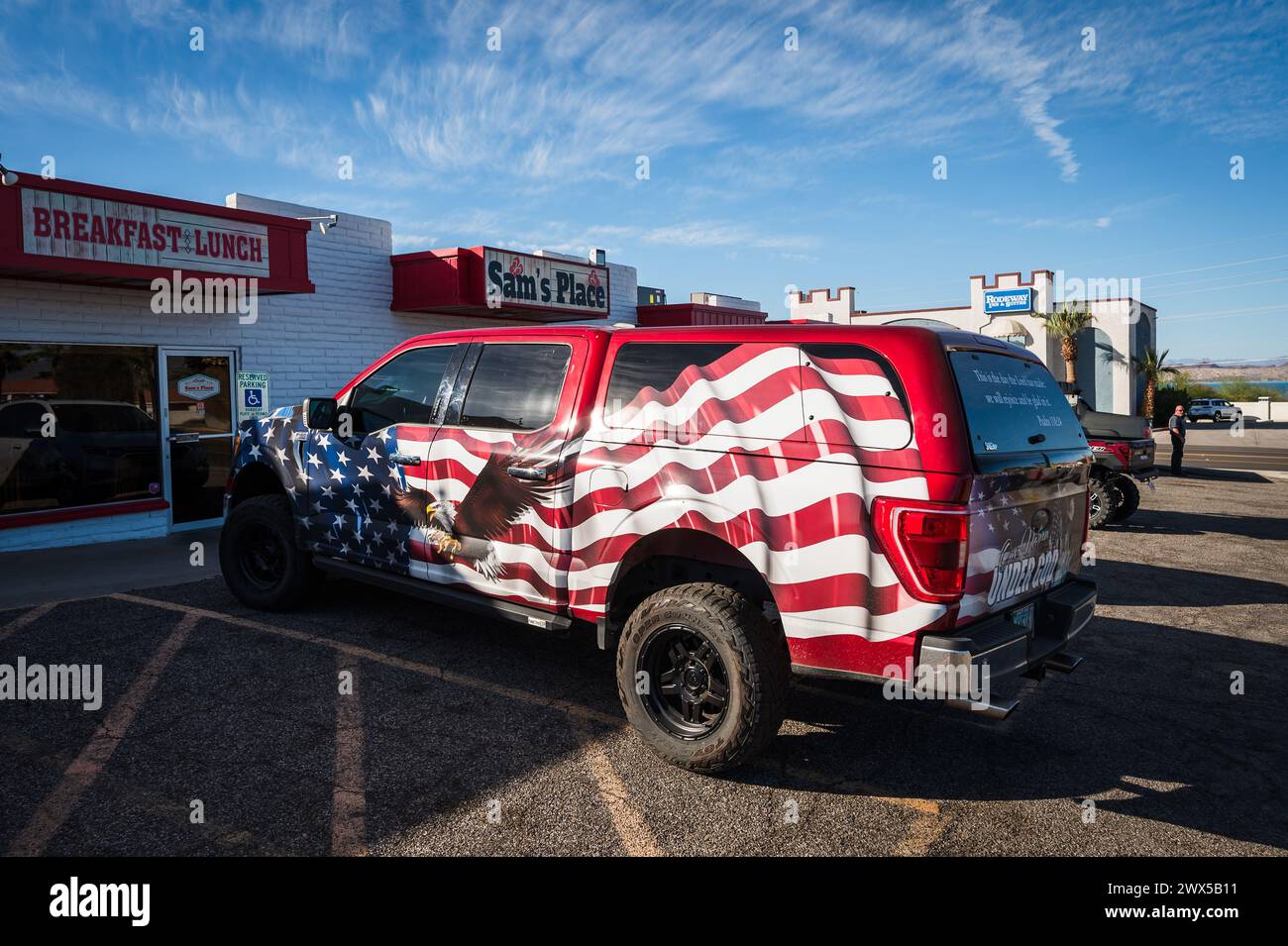 Una bandiera americana ha coperto il pick-up. Lago Havasu, Arizona, Stati Uniti. Foto Stock