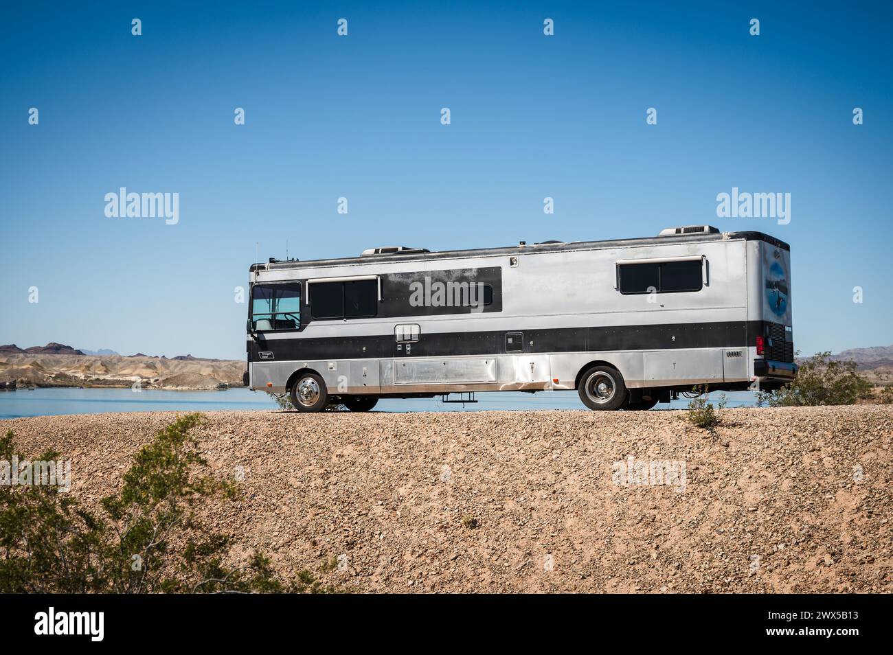 Un grande camper in stile autobus parcheggiato sulle rive del Lago Havasu. Lake Havasu City, Stati Uniti. Foto Stock