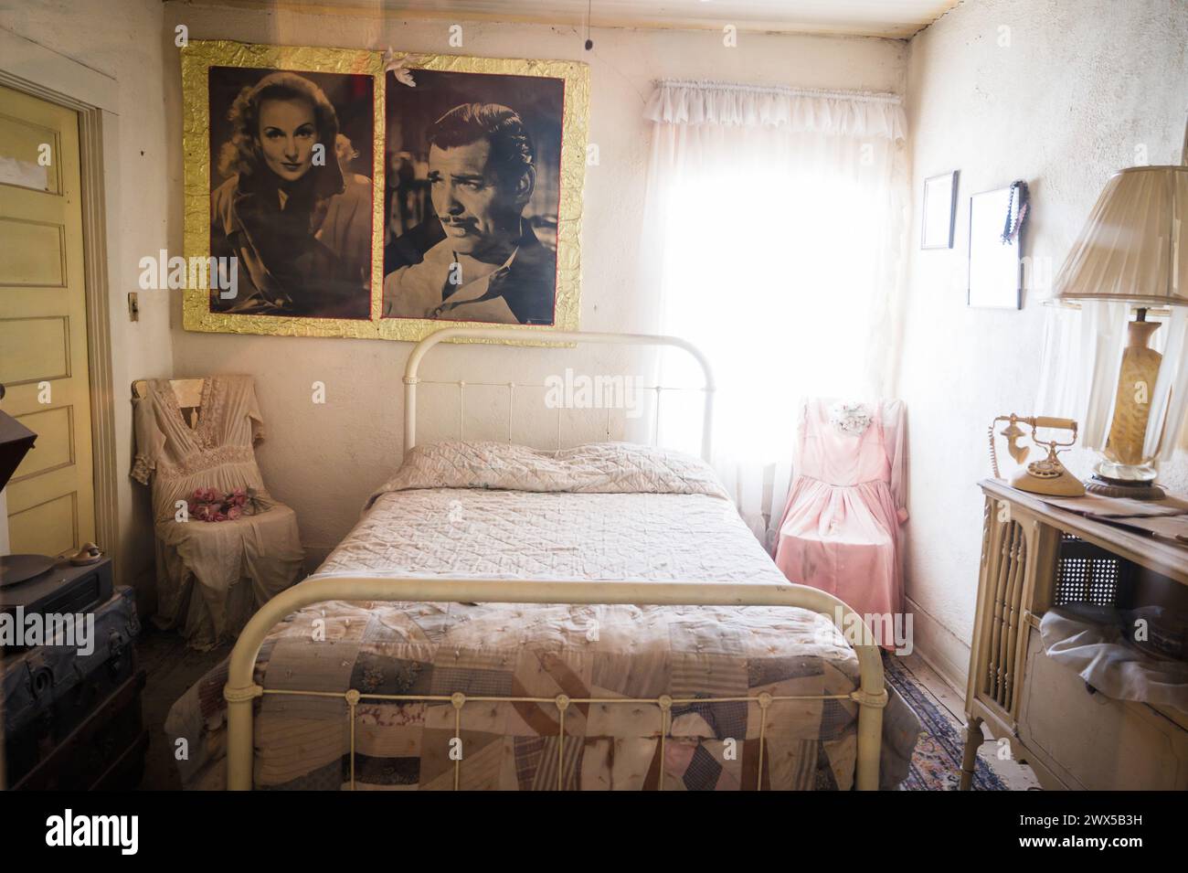 La camera dove le vecchie star di Hollywood Clark Gable e Carole Lombard trascorrevano la loro luna di miele all'Oatman Hotel. La storica città mineraria dell'oro di Oatman Foto Stock