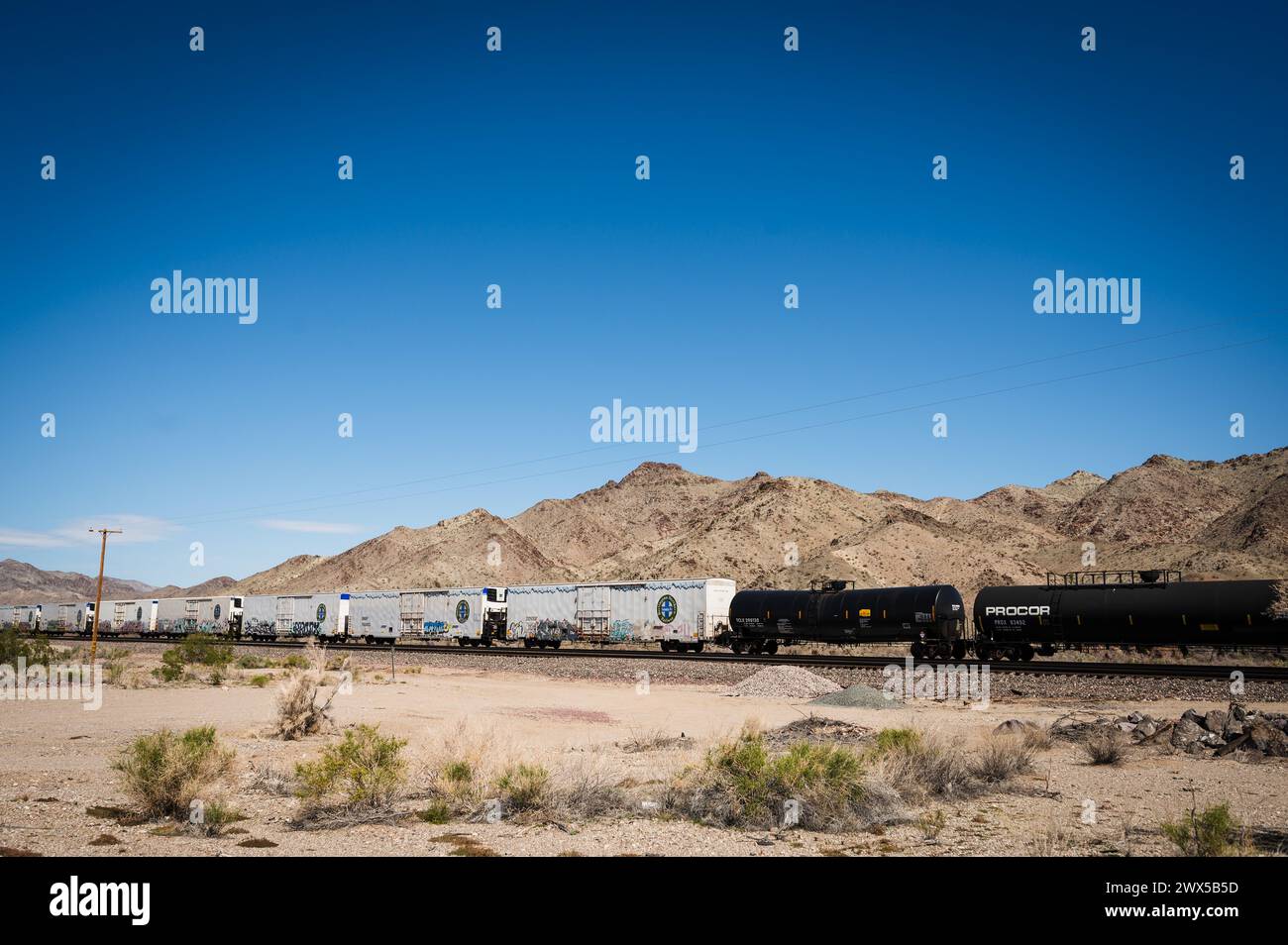 Un treno merci della BNSF si muove attraverso il deserto del Nevada in Arizona. Foto Stock