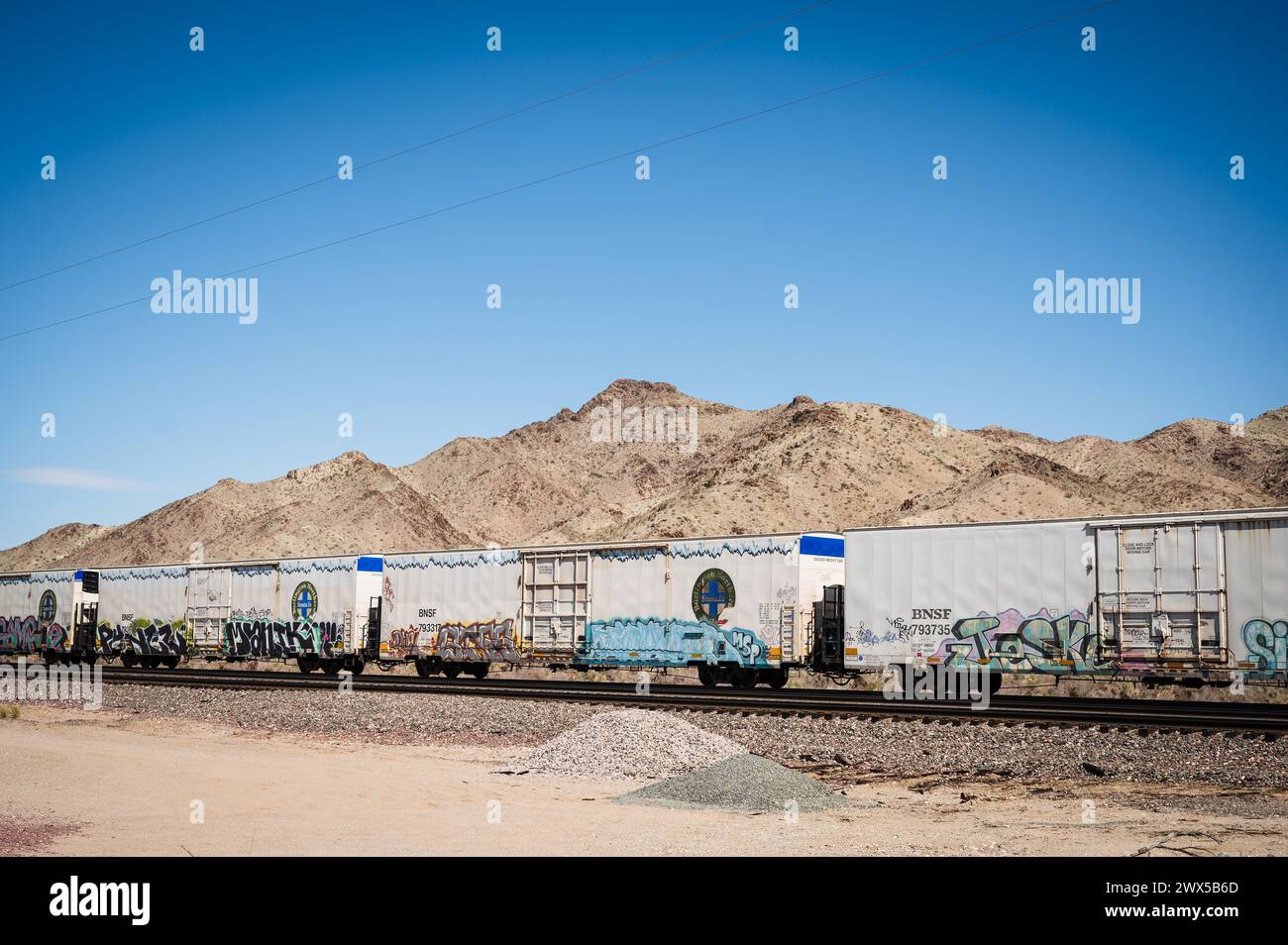 Un treno merci della BNSF si muove attraverso il deserto del Nevada in Arizona. Foto Stock