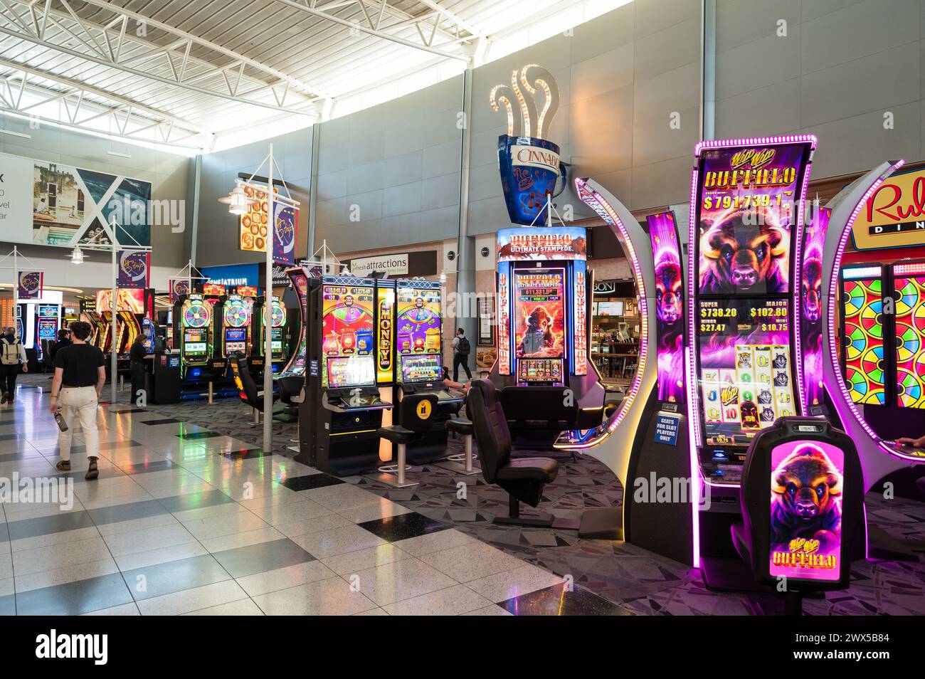 Slot machine all'interno dell'aeroporto internazionale Harry Reid. Las Vegas, Nevada, Stati Uniti. Foto Stock