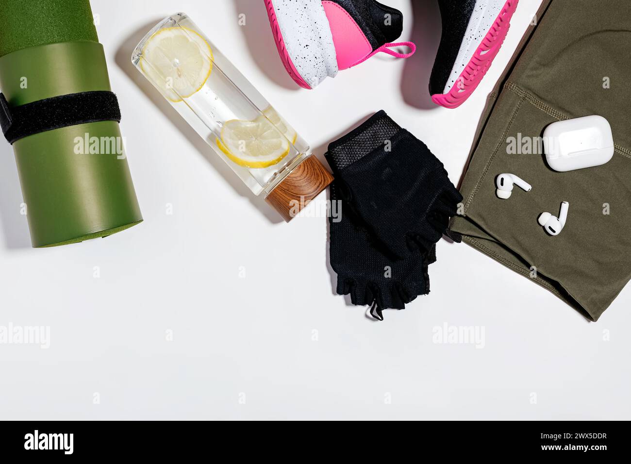 Eleganti accessori e articoli per l'allenamento in palestra su sfondo bianco, vista dall'alto Foto Stock