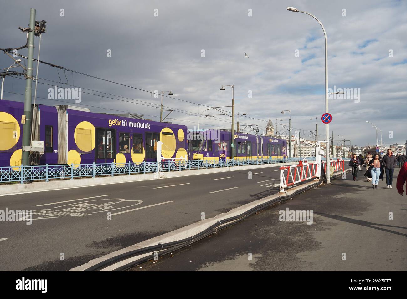 turchia istanbul 1° giugno 2023. Tram T1 al ponte di Eminonu Foto Stock
