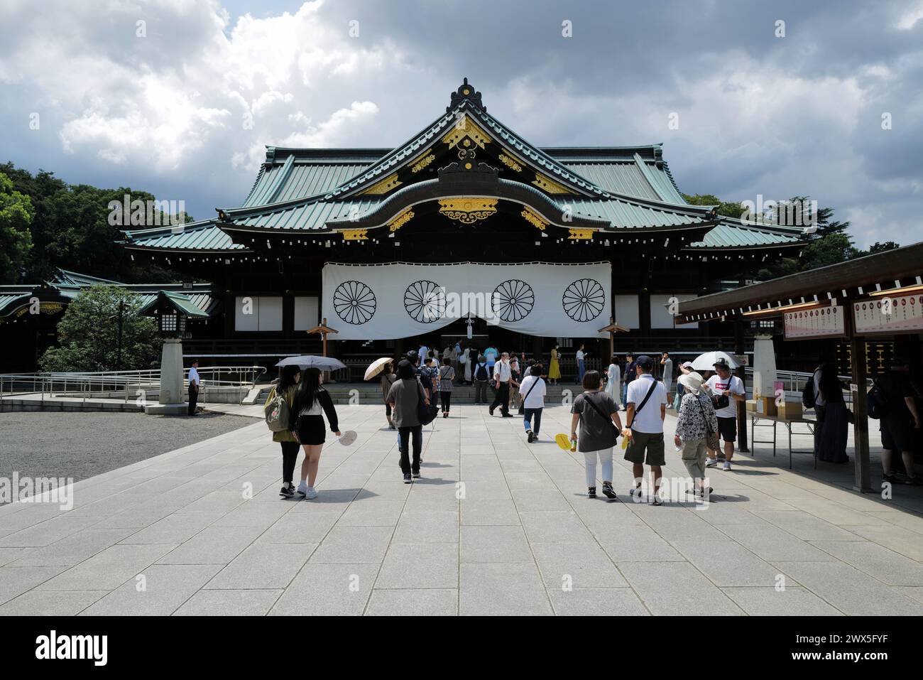 La sala principale (haiden) del santuario Yasukuni. Tokyo. Giappone Foto Stock