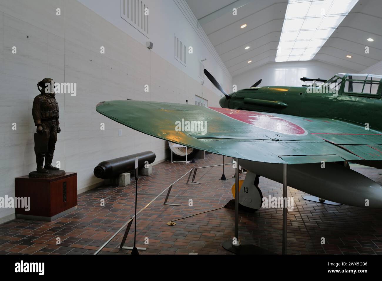 Un bombardiere subacqueo Suisei della Marina imperiale giapponese all'interno del Museo Yushukan nel Santuario Yasukuni. Tokyo. Giappone Foto Stock