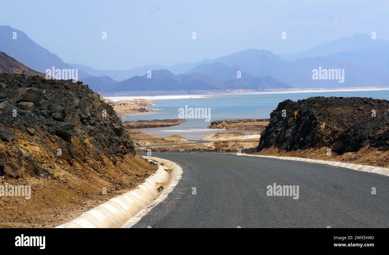 La strada per il lago Assal, il punto più basso dell'Africa, nel deserto Danakil di Gibuti Foto Stock