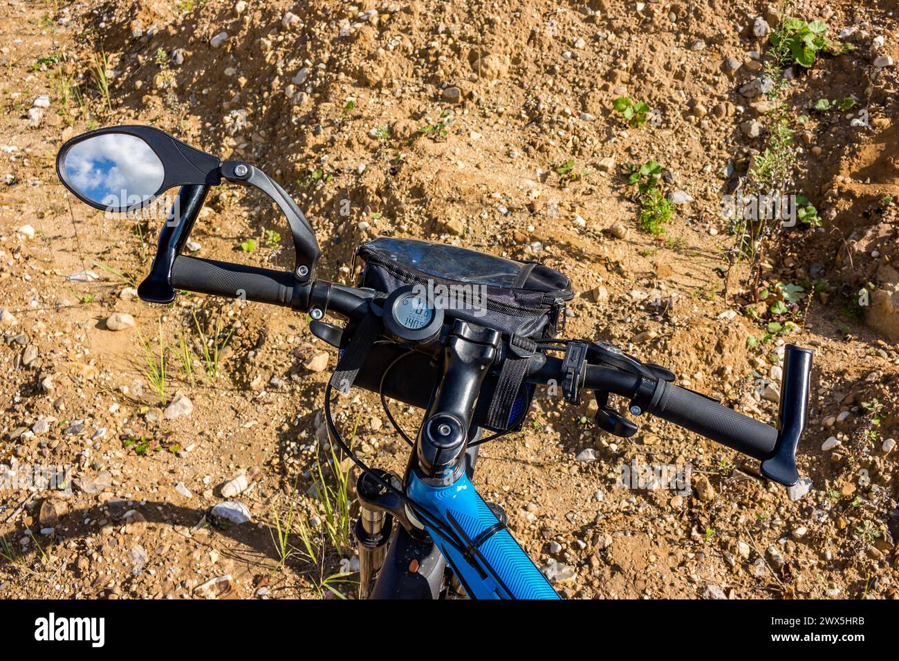 Manubrio per biciclette con specchio e computer per biciclette, vista dall'alto Foto Stock