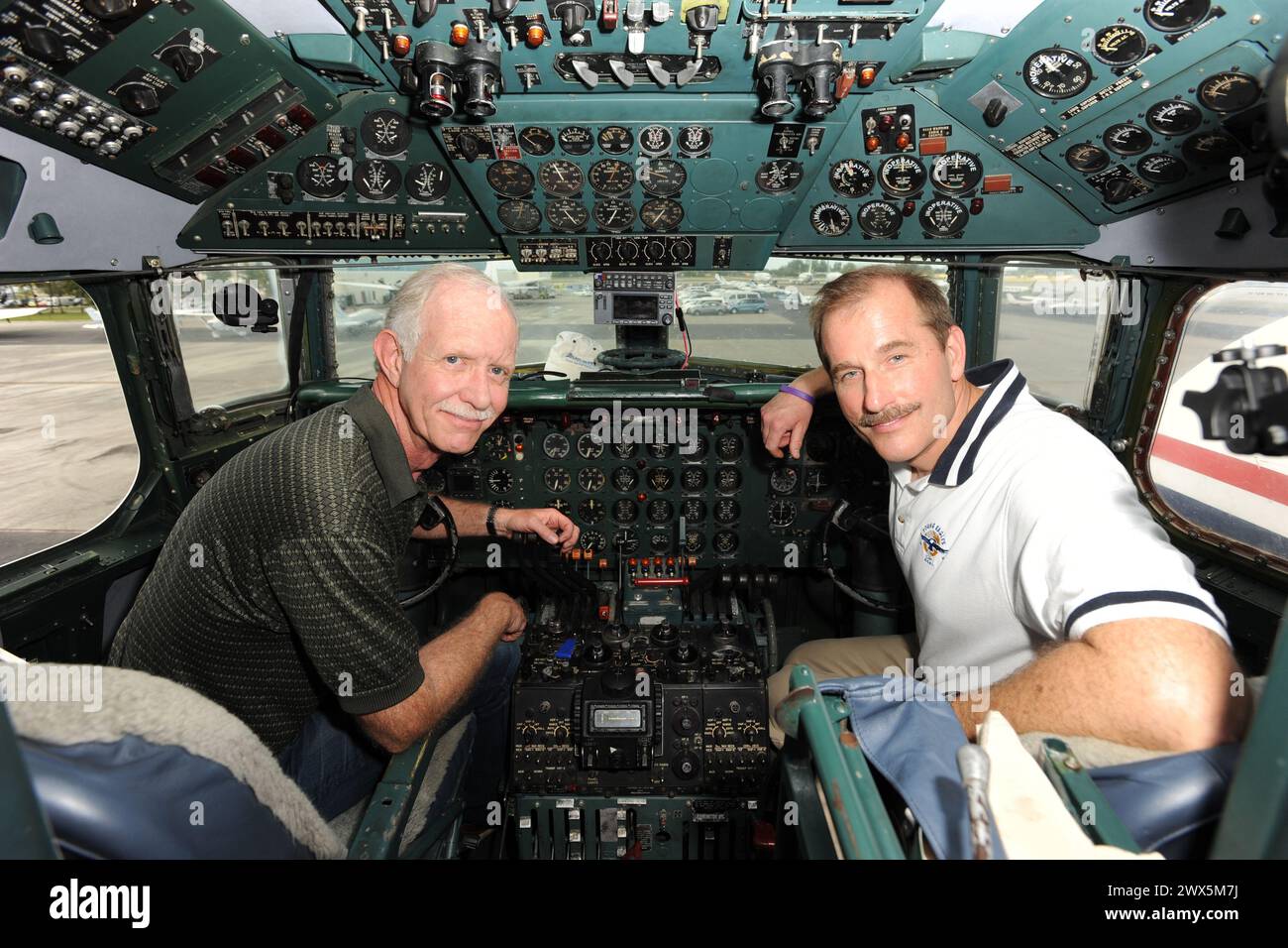 MIAMI, FL - 17 novembre: Capitano 'Sully' Sullenberger e co-pilota Jeff Skiles posano con la storica 1958 DC7 per un beneficio ospitato dal volo storico Foundation. Chesley Burnett 'Sully' Sullenberger, III (sopportato il 23 gennaio 1951) è un pensionato di capitano della compagnia aerea e la sicurezza aerea consulente. Egli è stato salutato come un eroe nazionale negli Stati Uniti quando ha effettuato con successo un'emergenza acqua lo sbarco di US Airways Flight 1549 nel fiume Hudson fuori Manhattan, New York City, dopo che l'aeromobile è stato disabilitato colpendo un branco di oche del Canada durante la sua salita iniziale fuori dall'Aeroporto LaGuardia o Foto Stock