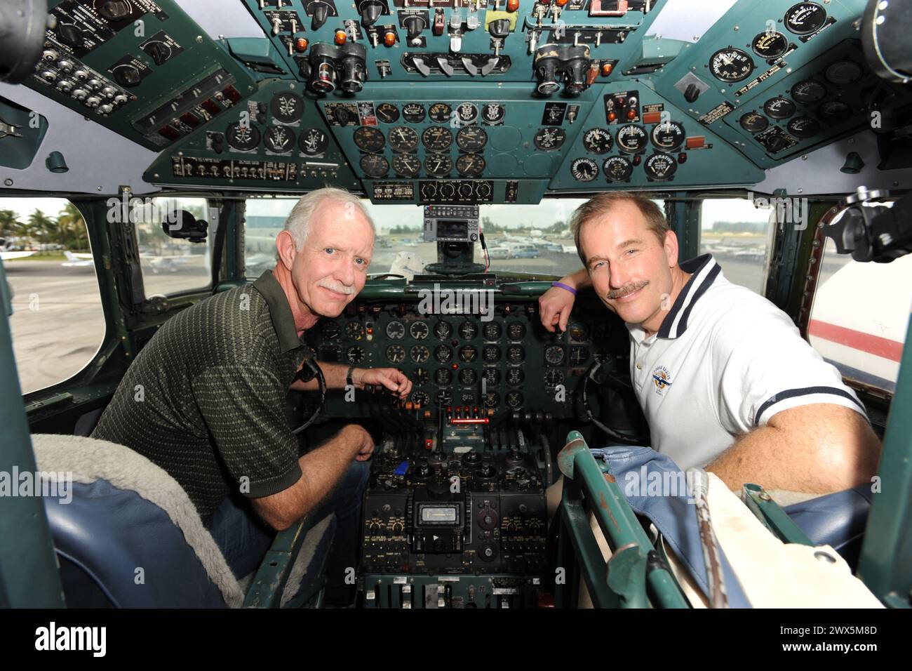 MIAMI, FL - 17 novembre: Capitano 'Sully' Sullenberger e co-pilota Jeff Skiles posano con la storica 1958 DC7 per un beneficio ospitato dal volo storico Foundation. Chesley Burnett 'Sully' Sullenberger, III (sopportato il 23 gennaio 1951) è un pensionato di capitano della compagnia aerea e la sicurezza aerea consulente. Egli è stato salutato come un eroe nazionale negli Stati Uniti quando ha effettuato con successo un'emergenza acqua lo sbarco di US Airways Flight 1549 nel fiume Hudson fuori Manhattan, New York City, dopo che l'aeromobile è stato disabilitato colpendo un branco di oche del Canada durante la sua salita iniziale fuori dall'Aeroporto LaGuardia o Foto Stock