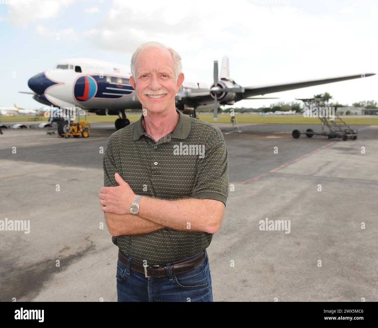 MIAMI, FL - 17 novembre: Capitano 'Sully' Sullenberger e co-pilota Jeff Skiles posano con la storica 1958 DC7 per un beneficio ospitato dal volo storico Foundation. Chesley Burnett 'Sully' Sullenberger, III (sopportato il 23 gennaio 1951) è un pensionato di capitano della compagnia aerea e la sicurezza aerea consulente. Egli è stato salutato come un eroe nazionale negli Stati Uniti quando ha effettuato con successo un'emergenza acqua lo sbarco di US Airways Flight 1549 nel fiume Hudson fuori Manhattan, New York City, dopo che l'aeromobile è stato disabilitato colpendo un branco di oche del Canada durante la sua salita iniziale fuori dall'Aeroporto LaGuardia o Foto Stock