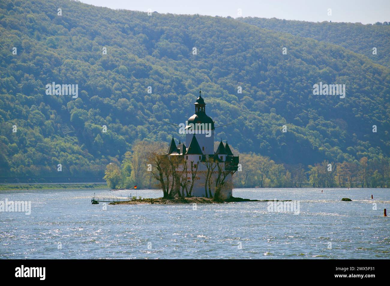 Il castello di Pfalzgrafenstein è un castello a pedaggio che sorge su una piccola isola nel fiume Rhein, in Germania. Foto Stock