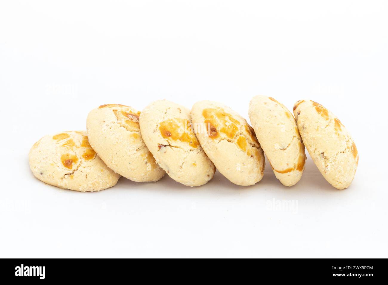 Biscotti di pasta frolla freschi biscotti Nan Khatai popolari in Pakistan e india isolati su sfondo bianco Foto Stock