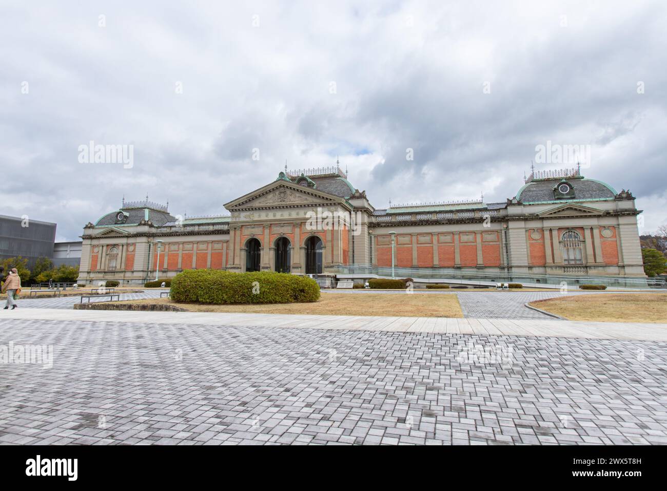 Kyoto, GIAPPONE - 5 dicembre 2021: Sala Meiji Kotokan (sala principale dell'ex Museo Imperiale di Kyoto) in giornata nuvolosa. Foto Stock
