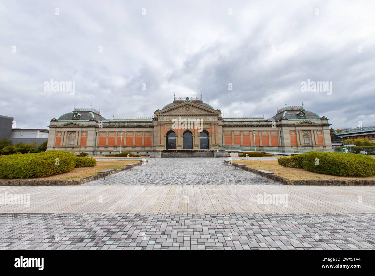 Kyoto, GIAPPONE - 5 dicembre 2021: Sala Meiji Kotokan (sala principale dell'ex Museo Imperiale di Kyoto) in giornata nuvolosa. Foto Stock
