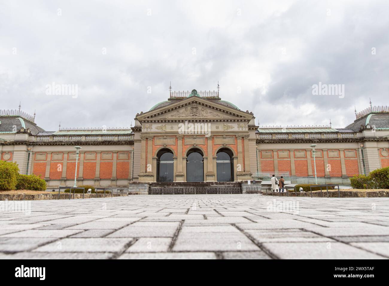 Kyoto, GIAPPONE - 5 dicembre 2021: Sala Meiji Kotokan (sala principale dell'ex Museo Imperiale di Kyoto) in giornata nuvolosa. Foto Stock