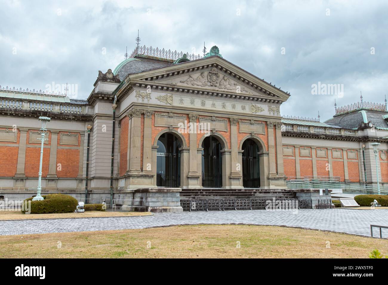 Kyoto, GIAPPONE - 5 dicembre 2021: Sala Meiji Kotokan (sala principale dell'ex Museo Imperiale di Kyoto) in giornata nuvolosa. Foto Stock