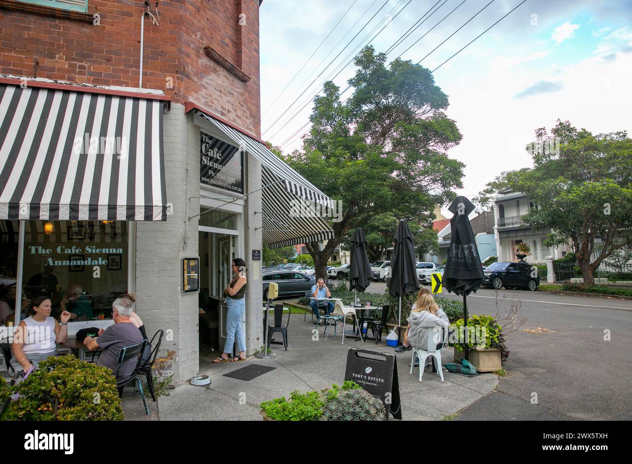 Australian Cafe, caffetteria interna occidentale di Sydney nel sobborgo di Annandale che offre cibo, caffè e bevande, persone all'esterno, NSW, Australia Foto Stock