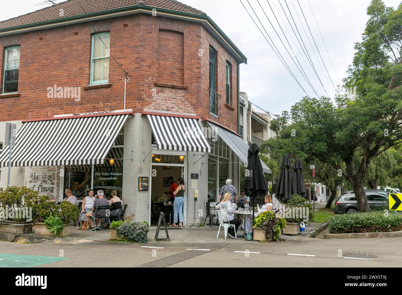 Australian Cafe, caffetteria interna occidentale di Sydney nel sobborgo di Annandale che offre cibo, caffè e bevande, persone all'esterno, NSW, Australia Foto Stock