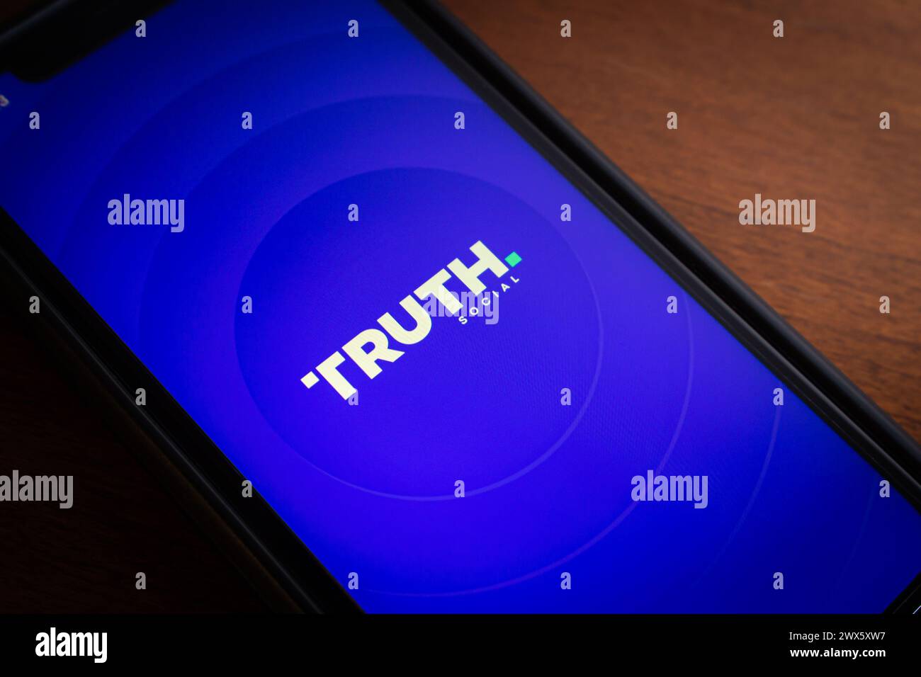 Truth Social app vista su iPhone. Truth Social è una piattaforma SNS ad alta tecnologia creata da Trump Media & Technology Group, dall'ex presidente degli Stati Uniti Donald Trump Foto Stock