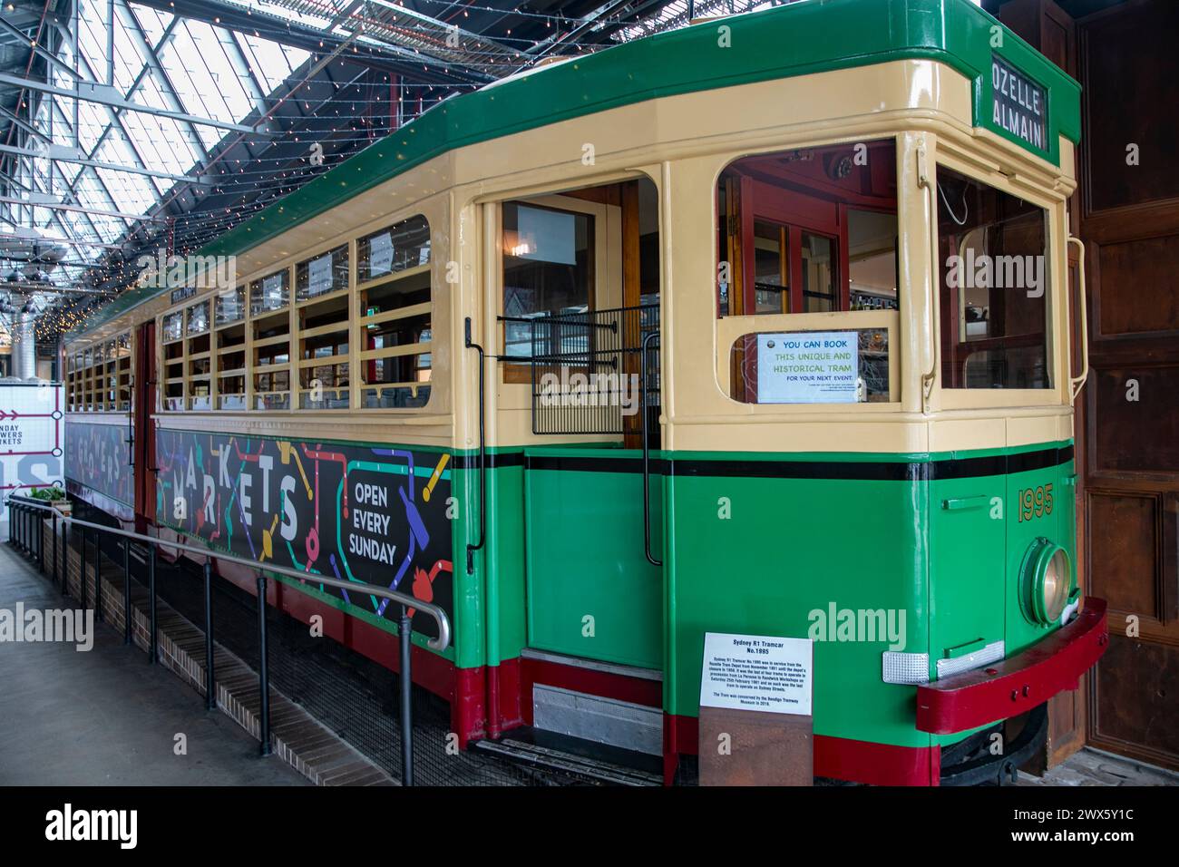 Il quartiere dei tram di Sydney ospita cibo e caffetterie nel Forest Lodge vicino a Glebe, conversione dell'ex deposito dei tram di Rozelle, in mostra il tram R1 di Sydney Foto Stock Il quartiere dei tram di Sydney ospita cibo e caffetterie nel Forest Lodge vicino a Glebe, conversione dell'ex deposito dei tram di Rozelle, in mostra il tram R1 di Sydney Foto Stock