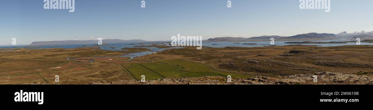 Vista della baia di Breidafjordur e delle sue isole dal Monte Helgafell, la collina sacra sulla penisola di Snæfellsnes, Islanda Foto Stock