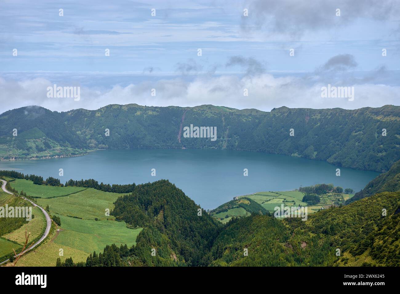 Paesaggio di Sete Cidades dal Mirador da Boca do Inferno con Lagoa de Santiago, Sao Miguel, Isole Azzorre, Portogallo Foto Stock