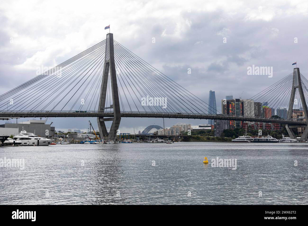 Ponte Anzac visto dal parco della baia di Blackwattle, con il Sydney Harbour Bridge in lontananza e il Crown Casino Barangaroo, pilone e ponte di campata, New South Wales, Australia Foto Stock