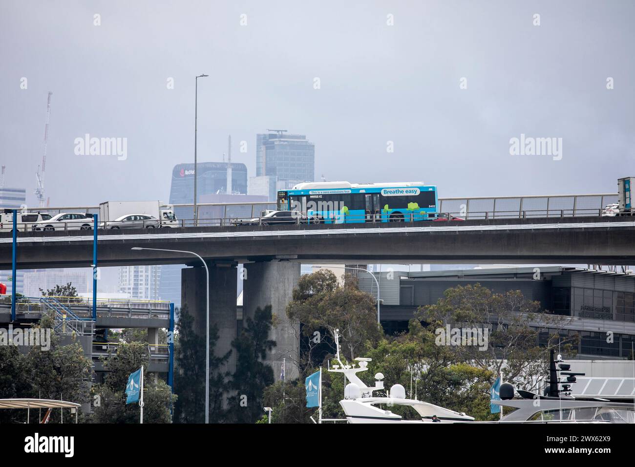 Autobus per veicoli stradali sul Sydney Anzac Bridge nella parte interna ovest di Sydney, NSW, Australia, 2024 Foto Stock