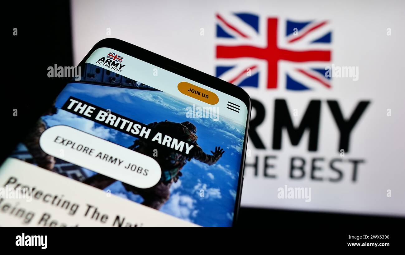 Smartphone con sito Web della forza di terra britannica British Army davanti al logo. Mettere a fuoco in alto a sinistra sul display del telefono. Foto Stock