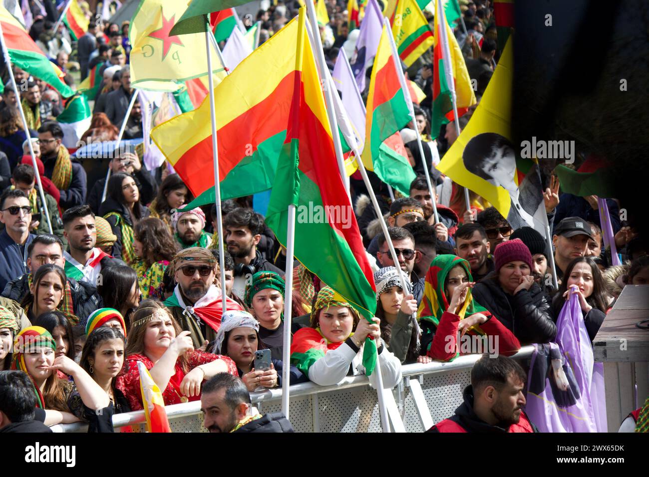 Newroz Celebration, Rebstockpark, Francoforte, Germania, 23 marzo, 2024. migliaia di curdi si riuniscono per celebrare il nuovo festival dell'anno curdo. Foto Stock