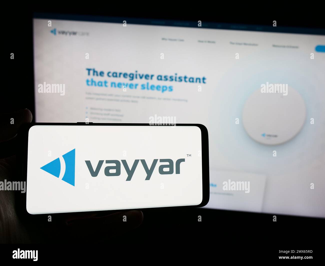 Persona che possiede uno smartphone con il logo della società israeliana di semiconduttori Vayyar Imaging Ltd. Davanti al sito Web. Mettere a fuoco il display del telefono. Foto Stock