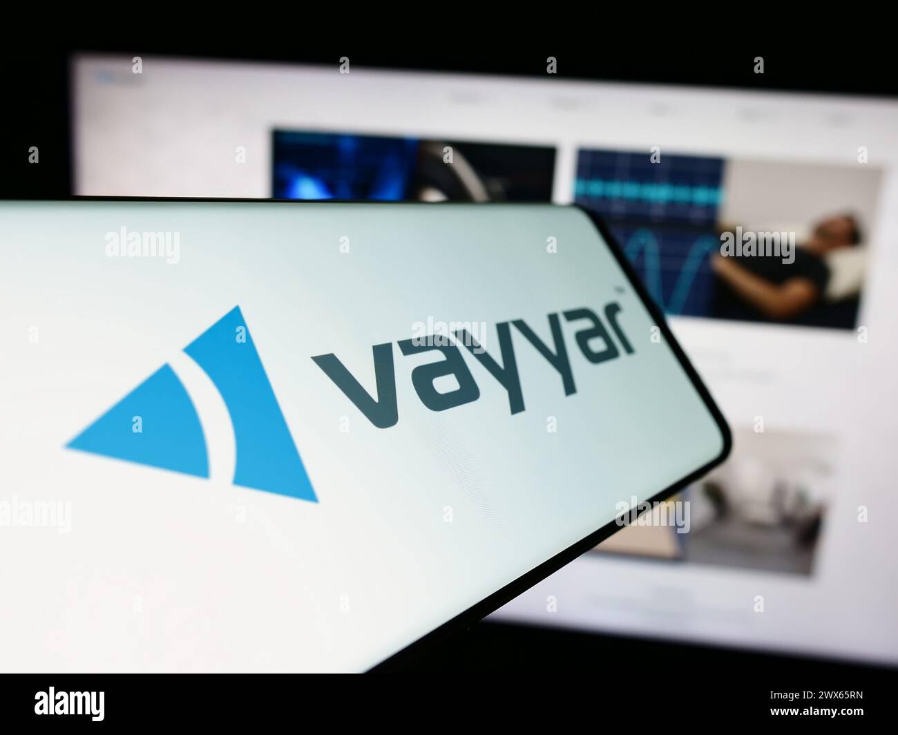 Telefono cellulare con logo della società israeliana di semiconduttori Vayyar Imaging Ltd. Di fronte al sito Web aziendale. Mettere a fuoco la parte centrale sinistra del display del telefono. Foto Stock