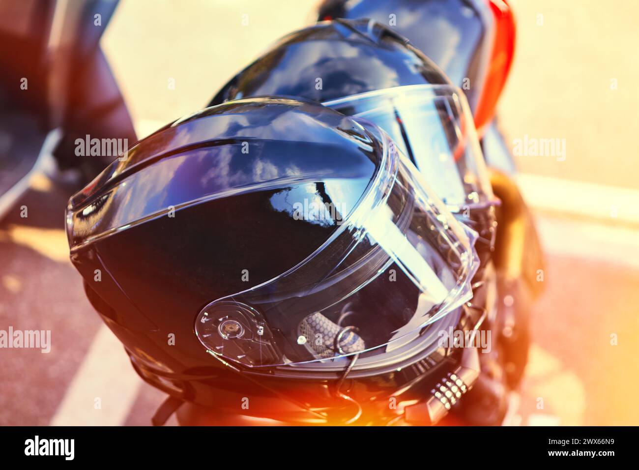 Primo piano del casco per motociclisti. Casco da moto con messa a fuoco morbida Foto Stock