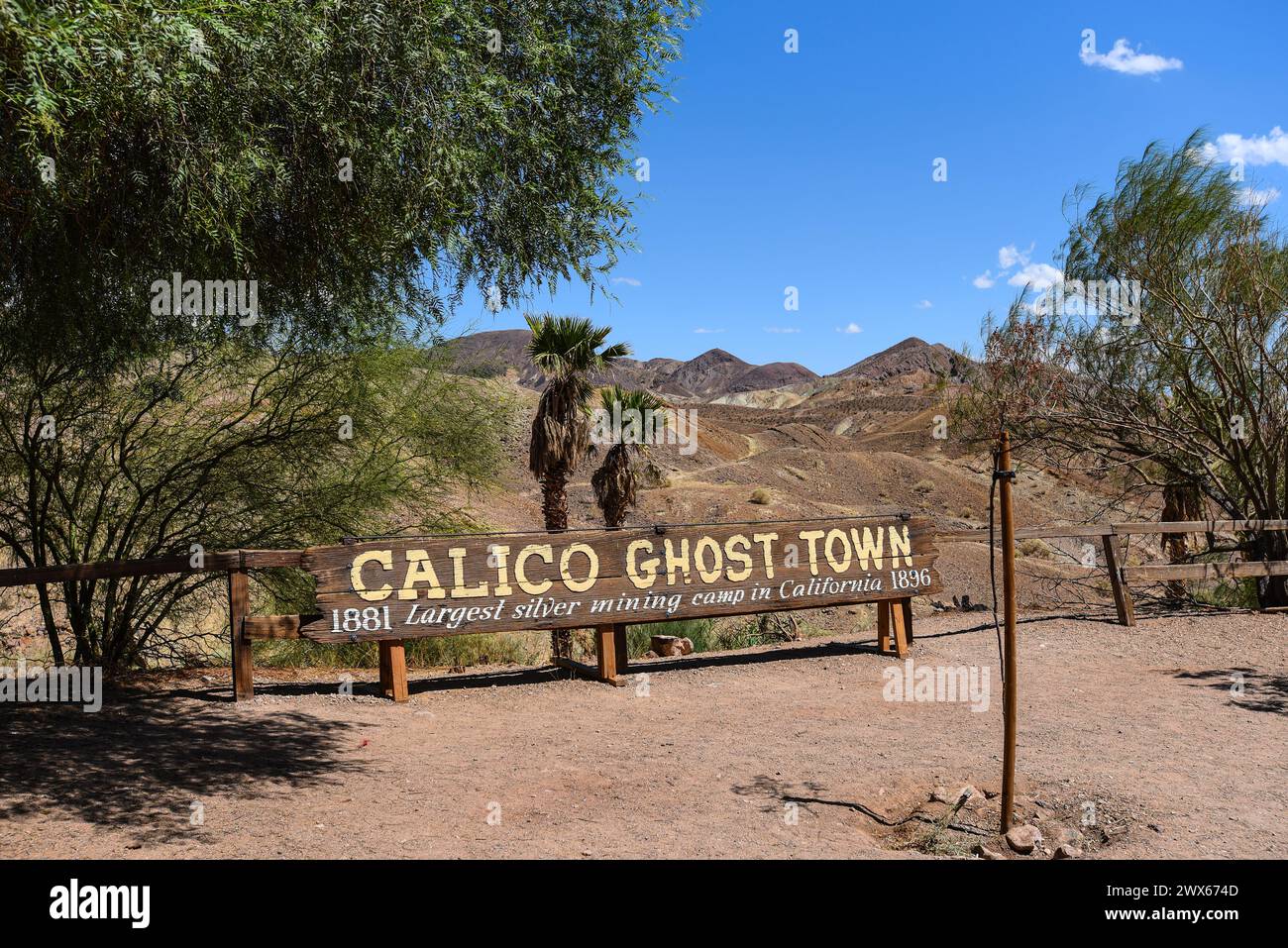 Segno di legno della città fantasma di Calico in un giorno d'estate - California, Stati Uniti Foto Stock