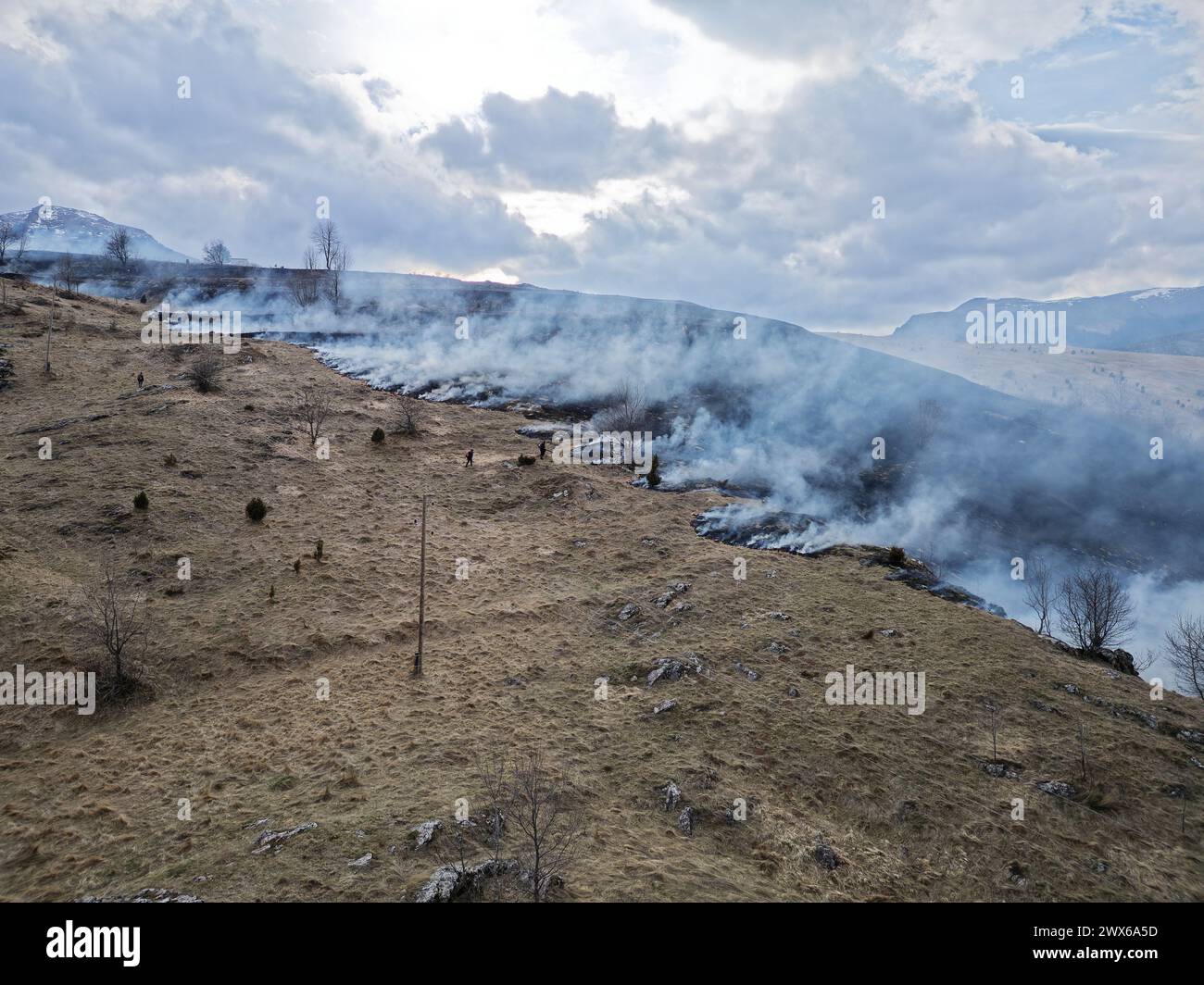 Campo di combustione. Pompieri in avvicinamento al fuoco. Fuoco selvaggio tra le montagne. Incendio boschivo. Foto Stock