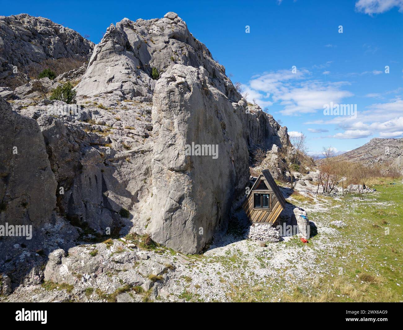 Rifugio di montagna vicino a rocce verticali. Sport di arrampicata su roccia. Attività all'aperto e stile di vita in viaggio. Foto Stock