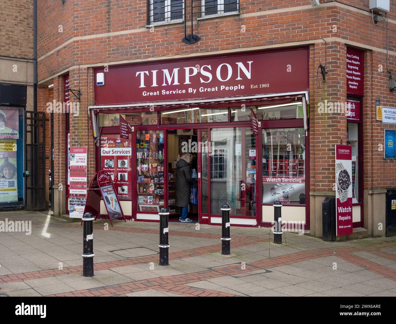 Negozio Timpson, Market Harborough, Leicestershire, Regno Unito; fornitore di riparazioni di scarpe, taglio di chiavi, riparazione di orologi e incisioni Foto Stock
