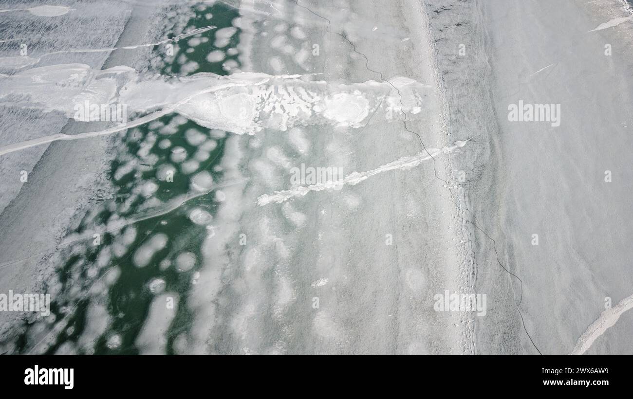 Vista aerea di un lago ghiacciato. Sfondo e trame. Scenario invernale. Foto Stock