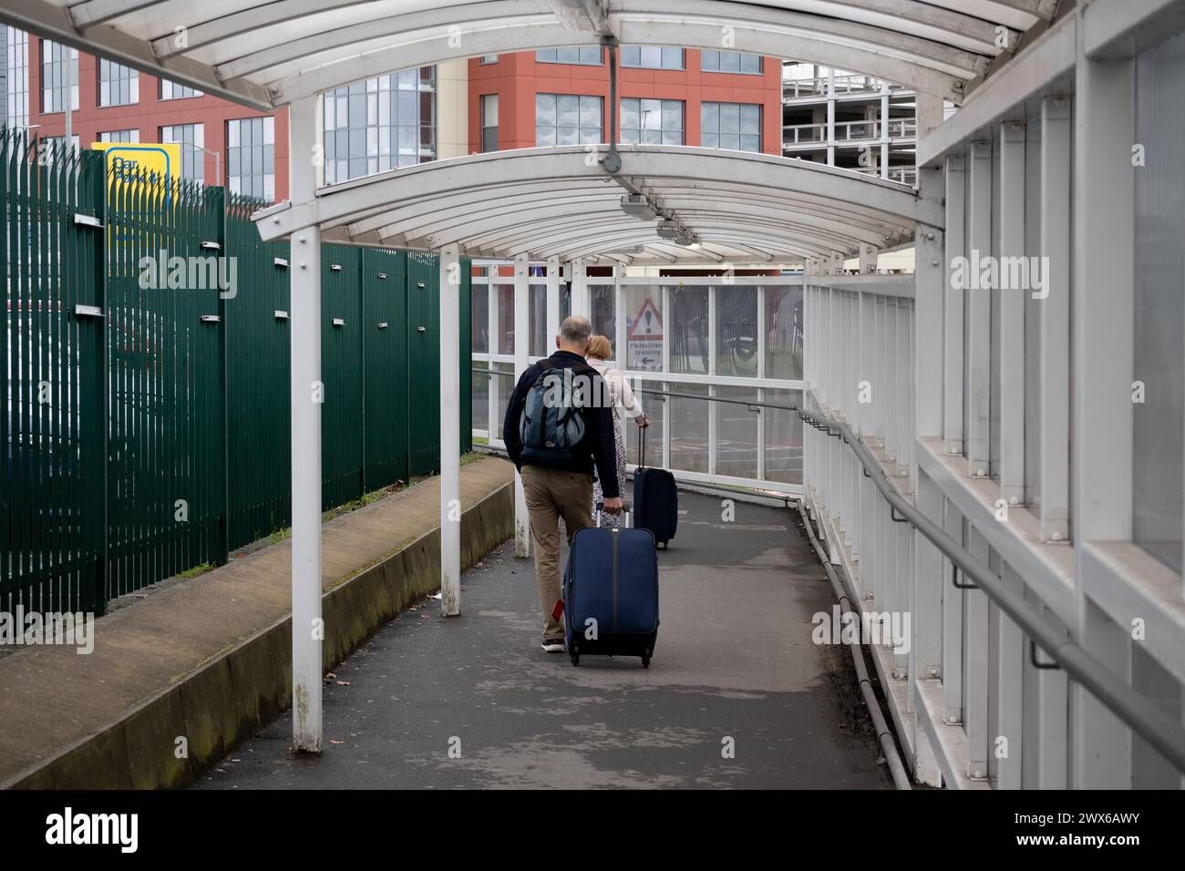 Passerella coperta per i passeggeri, aeroporto di Birmingham, Regno Unito Foto Stock