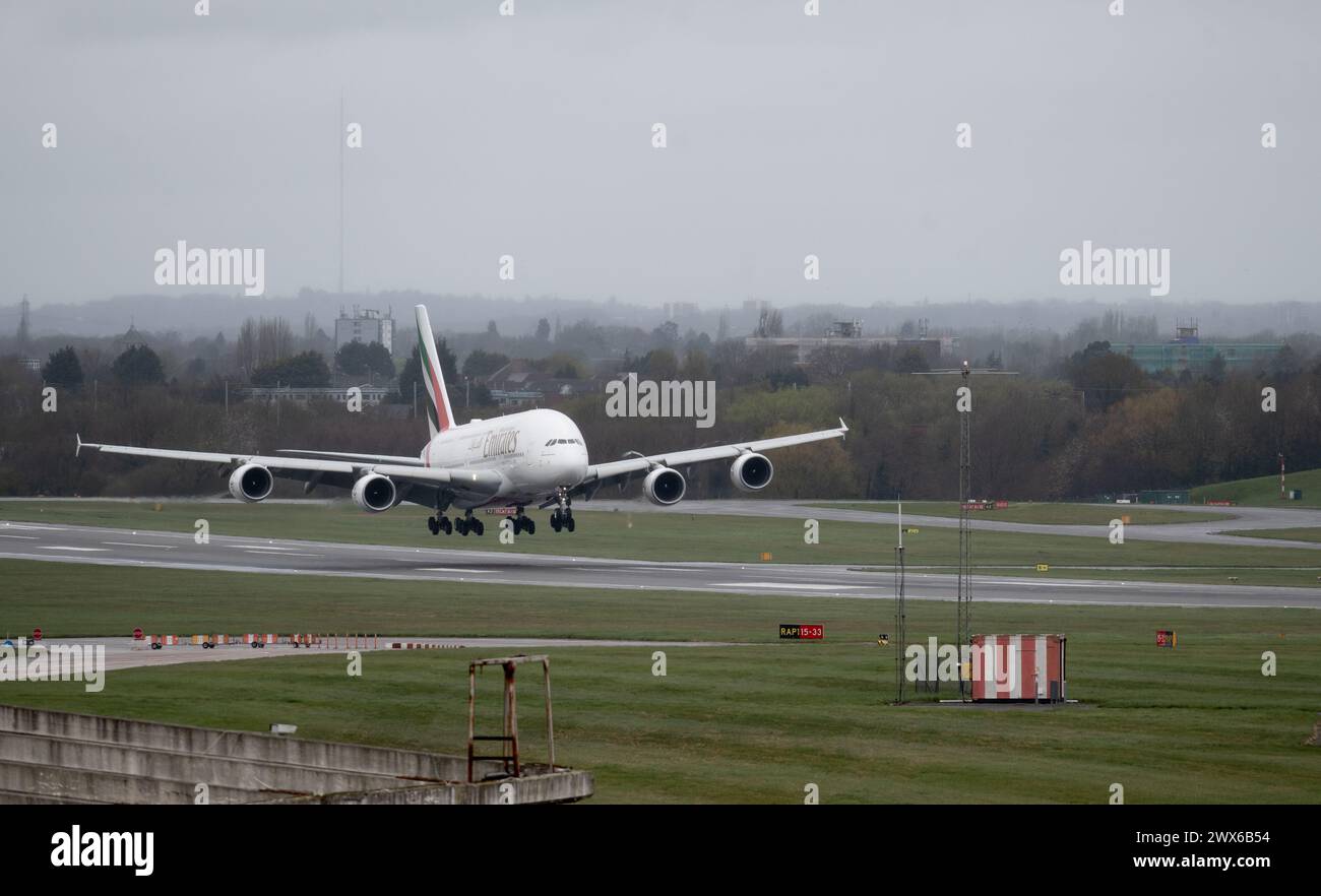 Emirates Airlines Airbus A380 atterra all'aeroporto di Birmingham, Regno Unito Foto Stock