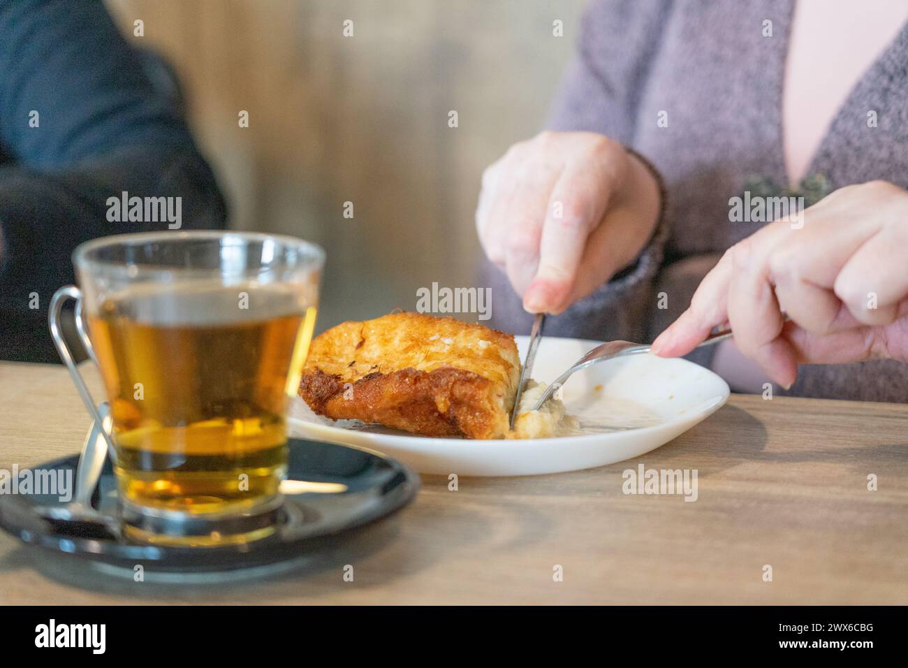 Torrija pasquale su un piatto in un caffè Foto Stock