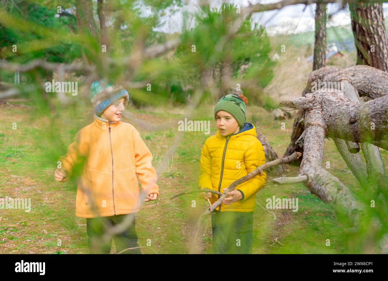 Bambini che giocano insieme nella natura Foto Stock