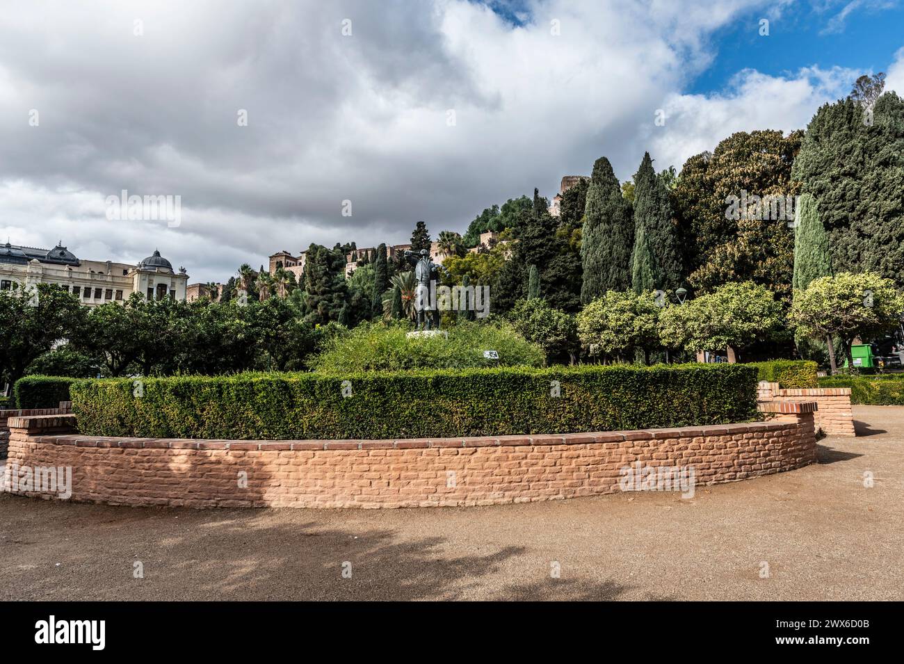 Giardini Pedro Luis Alonso con la statua del venditore di fiori a Malaga, Spagna Foto Stock