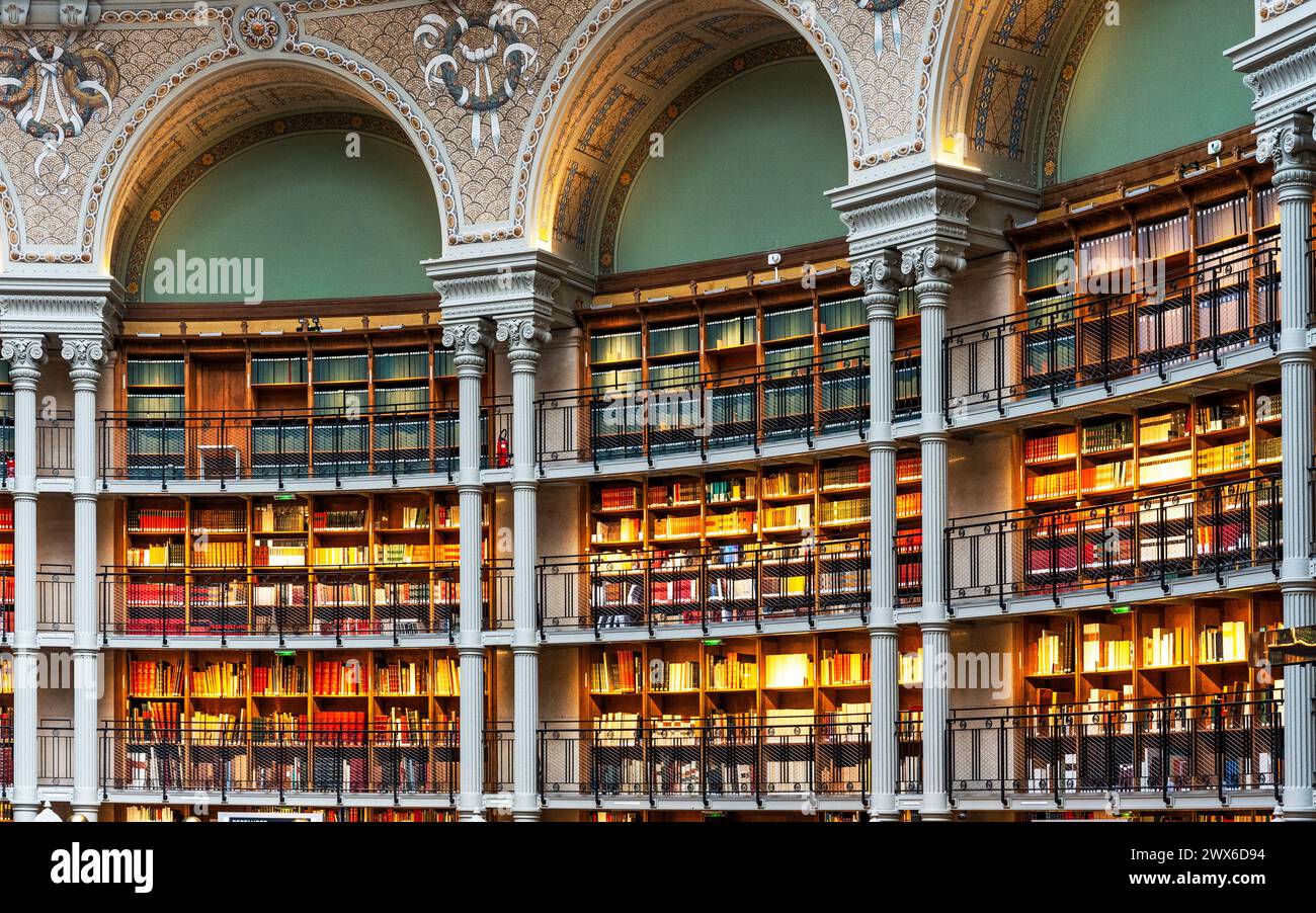 Scorcio della sala ovale (Salle ovale) con scaffali di libri, nella Biblioteca Mazzarino (Bibliothèque Mazarine), vi arrondissement, Parigi, Francia Foto Stock