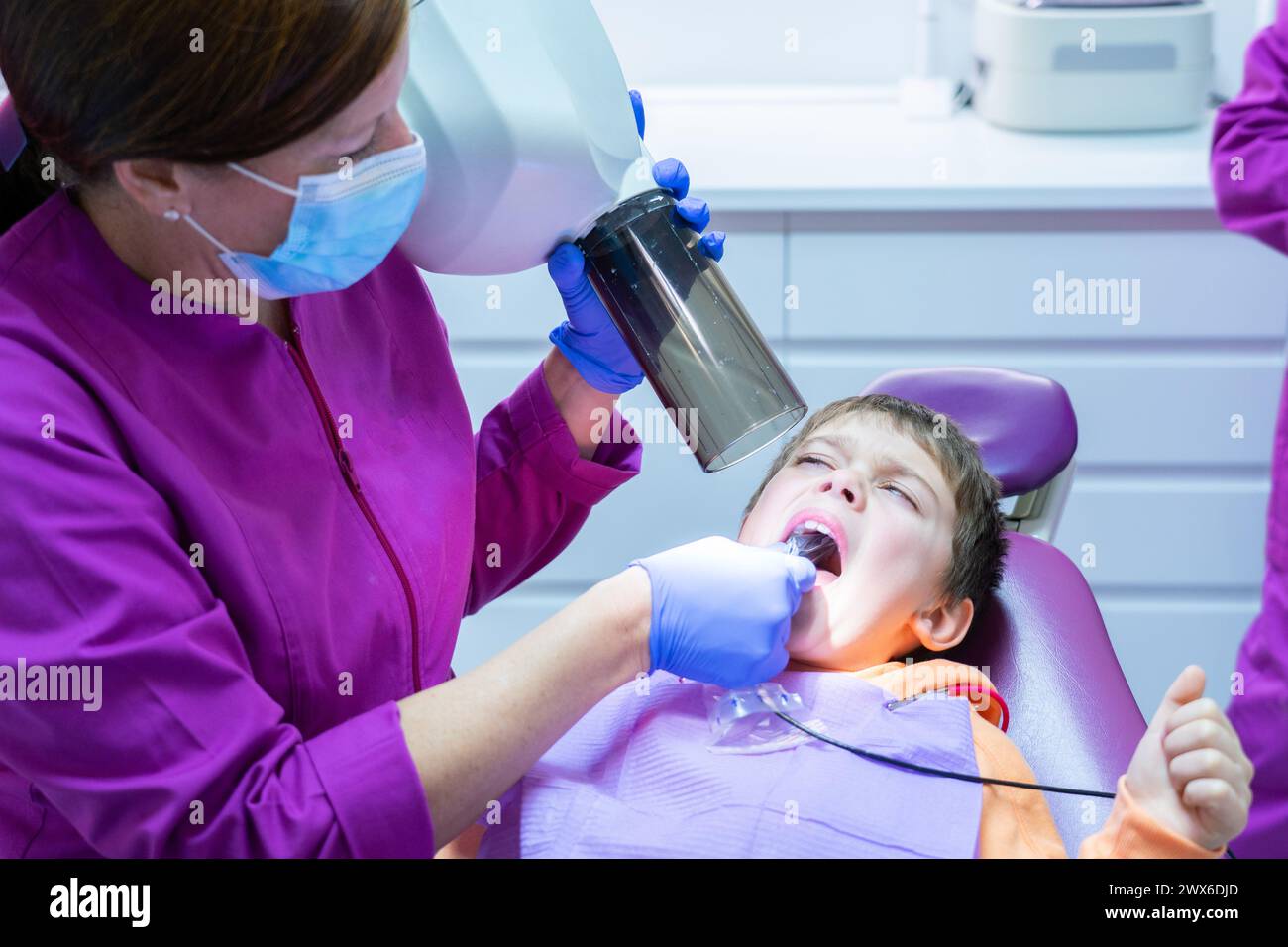 Bambino che soffre nell'ufficio del dentista Foto Stock