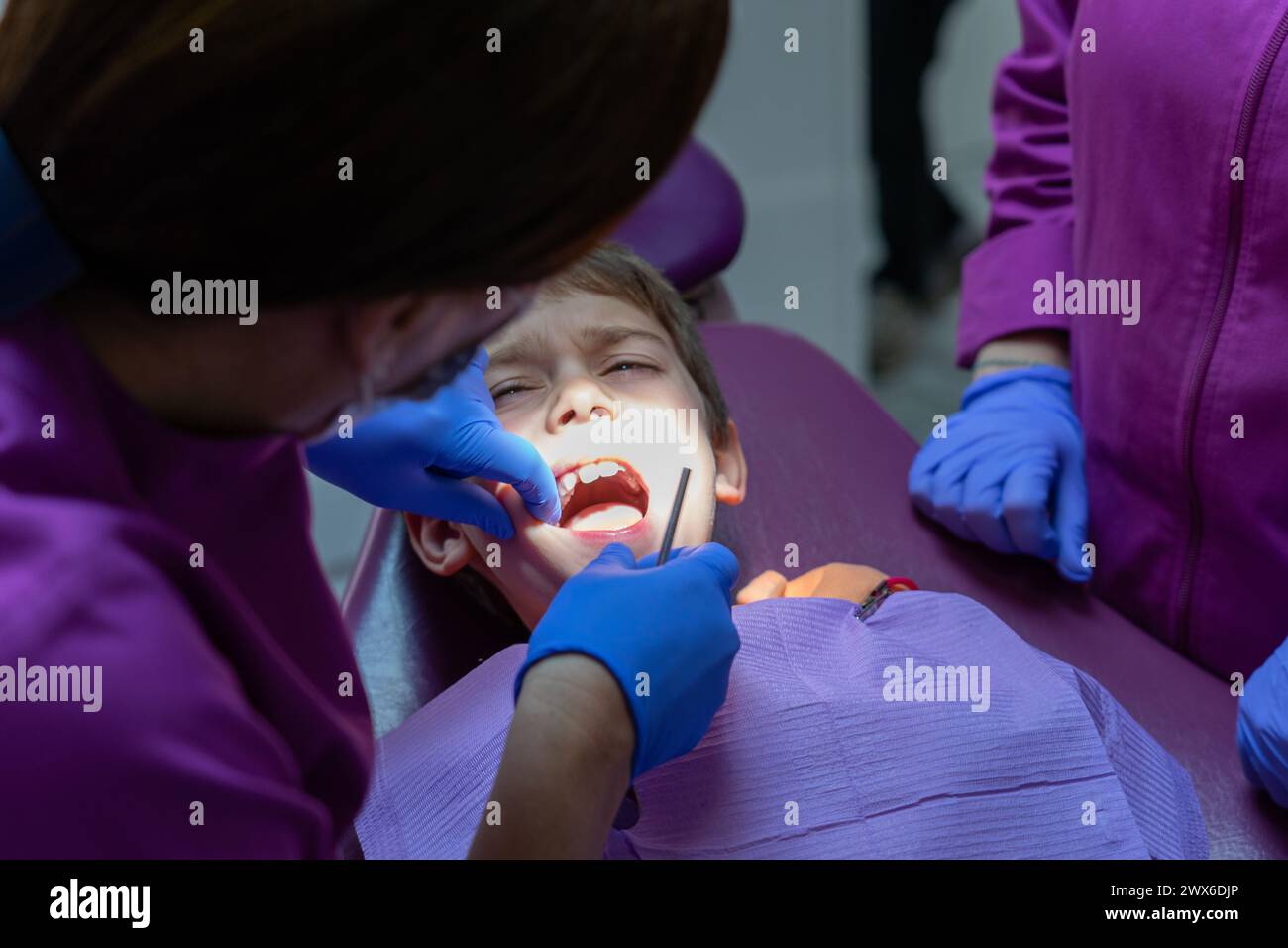 Bambino con mal di denti nell'ufficio del dentista Foto Stock